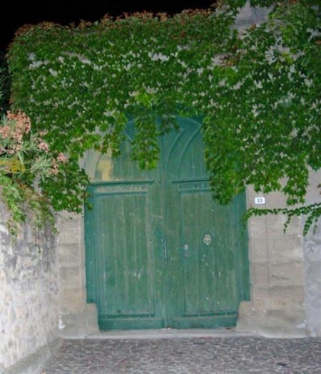 Architeturas a faci a foras. Is portalis de is domus
